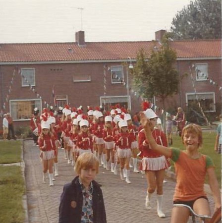 Majorettes van Drumband Espel in 1973